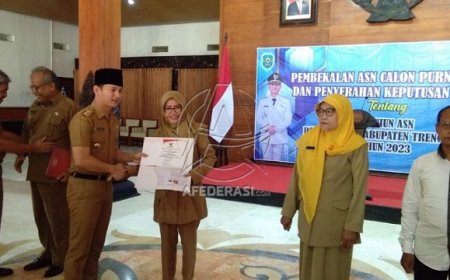 Bupati Trenggalek Serahkan Surat Keputusan Purna Tugas kepada 108 PNS dan 1 PPPK