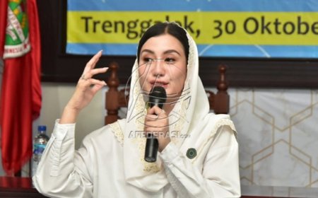 Ketua Tim Penggerak PKK Trenggalek Berbagi Ilmu Berwirausaha di STKIP PGRI