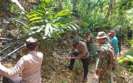 Sinergritas TNI/Polri dan Warga, Pemasangan Selang Air untuk Mengatasi Kelangkaan Air di Trenggalek