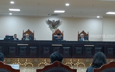 Denny Indrayana Kecam Keputusan MK tentang Usia Minimum Capres dan Cawapres: Skandal Besar Mahkamah Keluarga