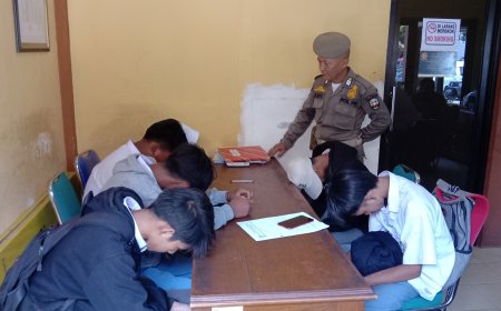 Razia Satpol PP Gerebek Kafe, Tujuh Pelajar SMA/SMK Situbondo Terjaring Bolos Sekolah
