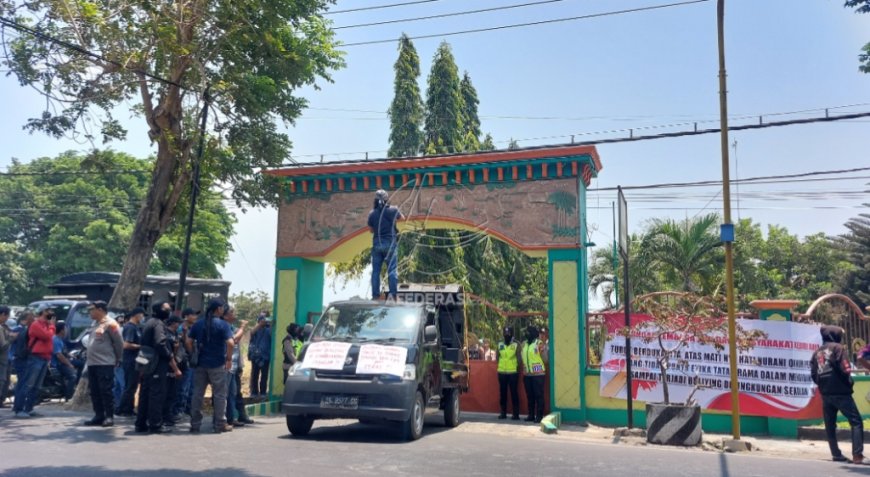 Tuntut Keadilan, Orang Tua Korban Bullying di Kediri Demo Disdik