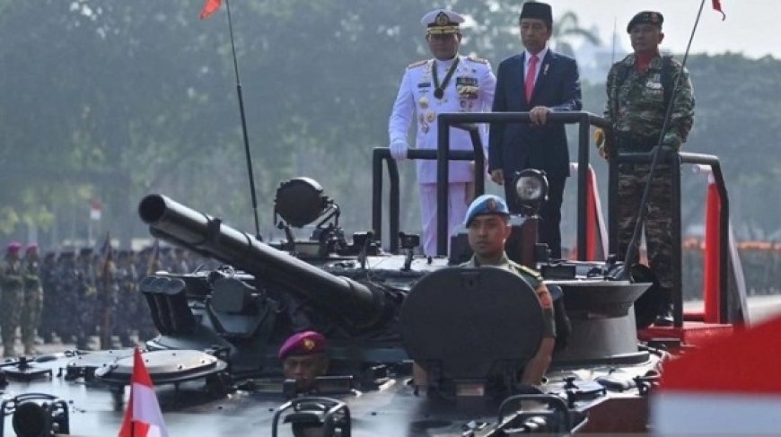Perayaan Megah HUT Ke-78 TNI: Presiden Jokowi Berkeliling dengan Tank BMP-3F dan Keunggulan Alutsista TNI