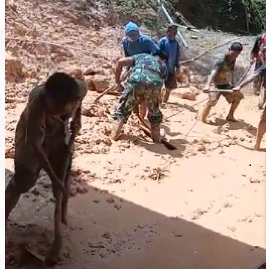 Buka Akses Jalan Desa Sanggrahan - Desa Gembul setelah Tertimbun Longsor