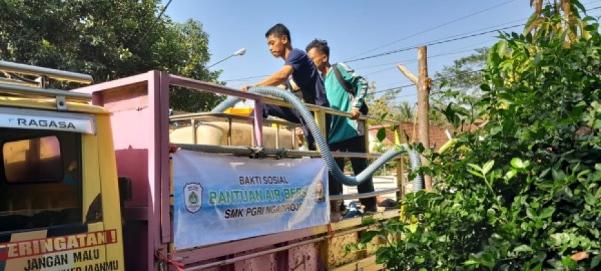 Kekeringan Meluas, SMK PGRI NGADIROJO Salurkan Bantuan Air Bersih