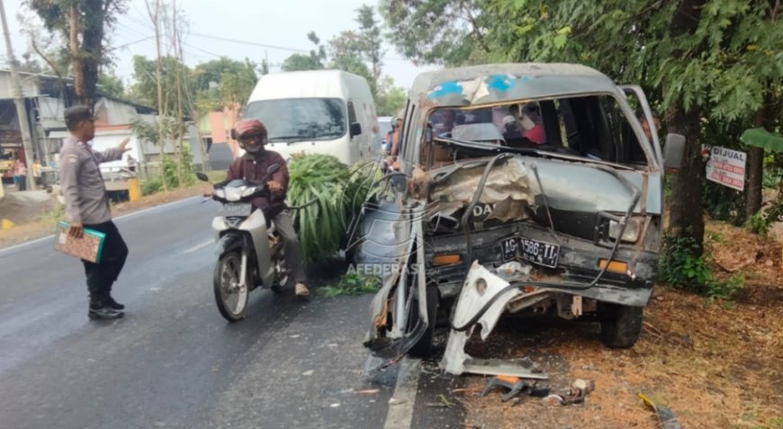 Ugal-Ugalan, Bus Bagong di Papar Kediri Adu Banteng dengan Mobil