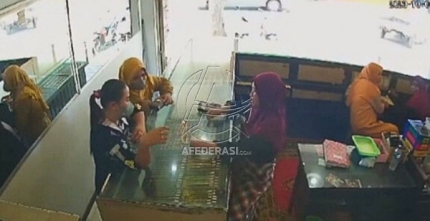 Emak-Emak Mencuri Kalung Emas di Situbondo Terekam CCTV