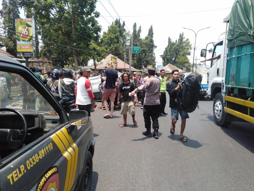 Diduga Ugal-ugalan, Mobil Toyota Avanza WNA Belgia Terguling di Jalur Pantura Situbondo