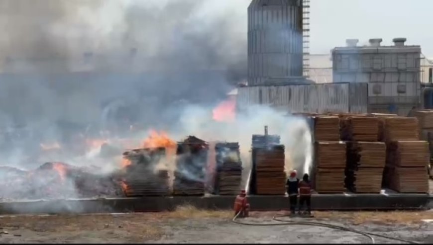 Api Merembet hingga ke Pabrik Tetangga, Damkar Kerahkan 13 Mobil  PMK