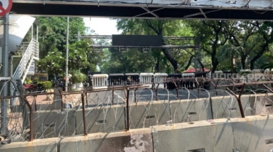 Pemutusan Jalan Medan Merdeka Barat oleh Polisi Menjelang Putusan MK tentang Usia Capres dan Cawapres