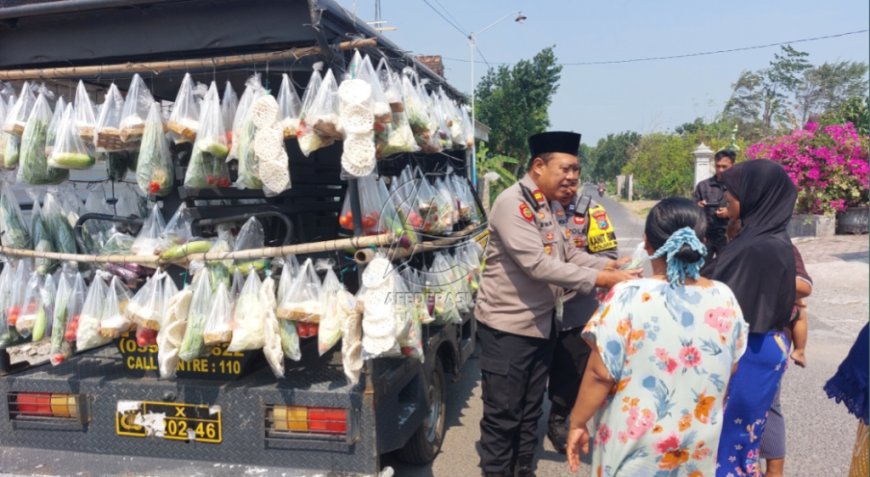 Mobil Patroli Polisi di Kediri Disulap Jadi Gerobak Sayur Gratis