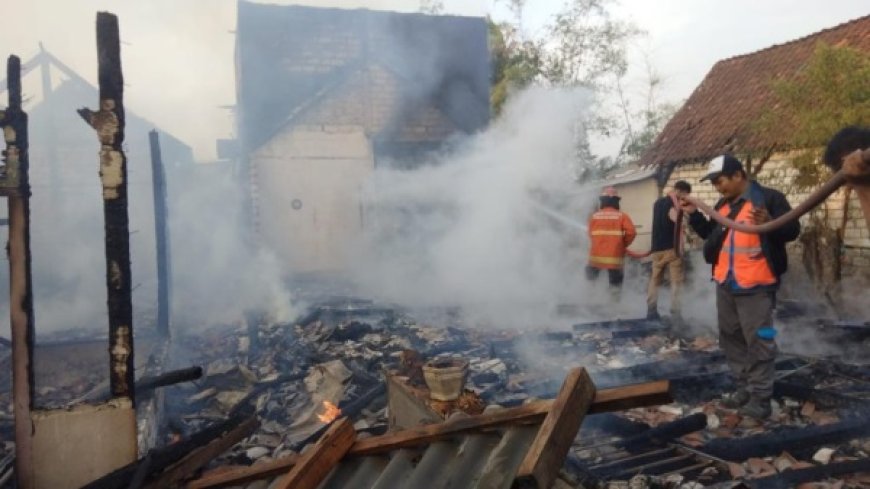 Ditinggal Pergi, Dua Rumah Terbakar Diduga Konsleting listrik