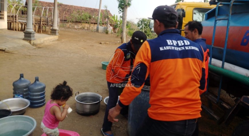 Desa Ponggok di Kediri Terkena Dampak Kekeringan Ekstrem, BPBD Kabupaten Kediri Salurkan Bantuan Air Bersih