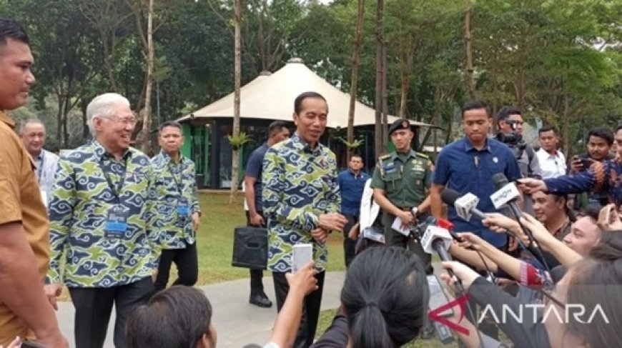 Jokowi Santai Hadapi Laporan Kolusi dan Nepotisme, Keluarga dan Ketua MK Terseret