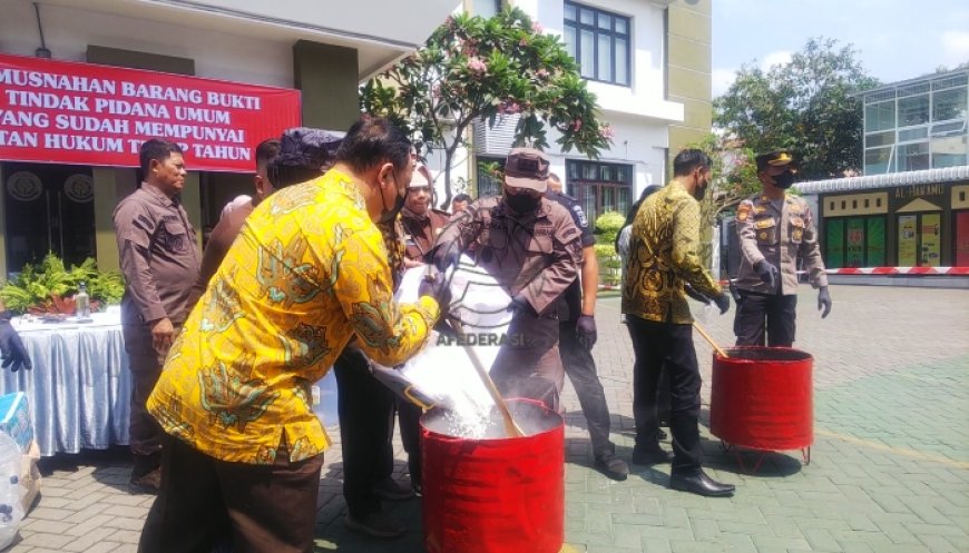Kejaksaan Negeri Tulungagung Memusnahkan Barang Bukti Narkotika dan Minuman Beralkohol