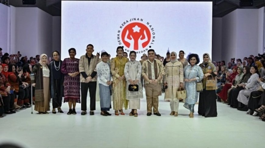 Kahiyang Ayu Memesona di Runway JFW 2024 dengan Busana Ulos dan Sentuhan Cinta