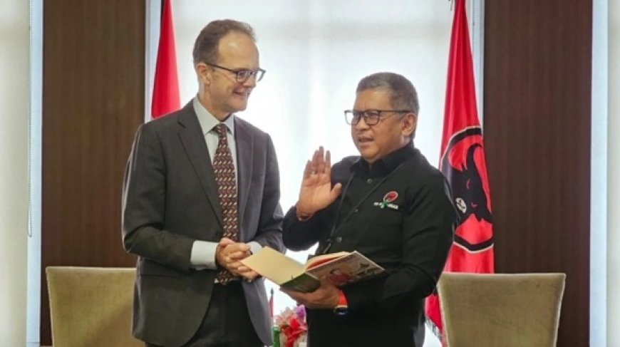 Hasto Kristiyanto dan Dubes Dominic Bahas Demokratisasi dan Politik di Kantor PDIP