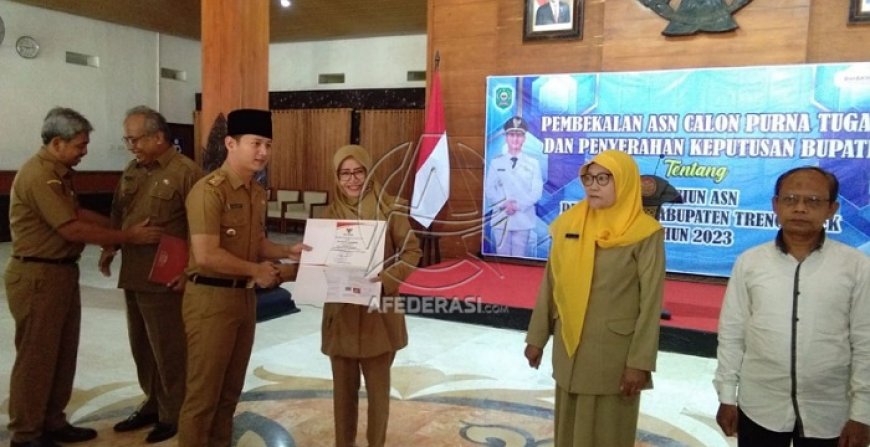 Bupati Trenggalek Serahkan Surat Keputusan Purna Tugas kepada 108 PNS dan 1 PPPK