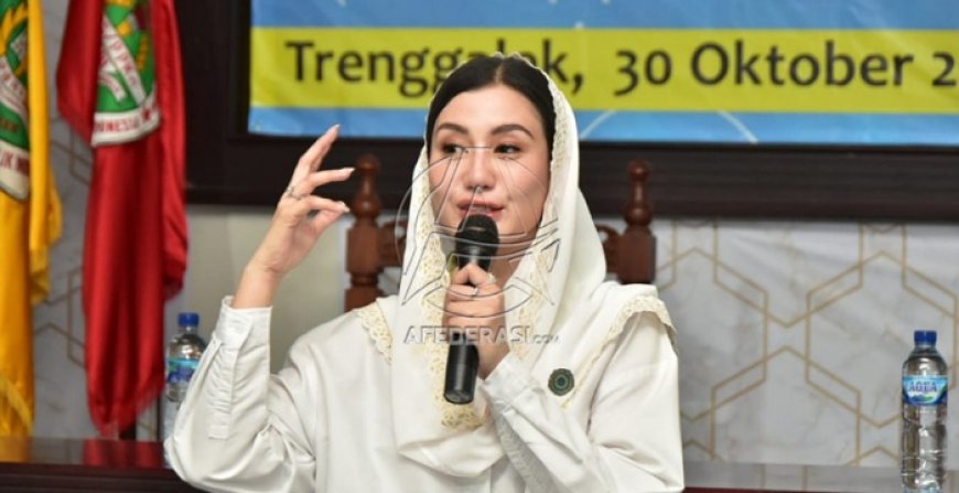 Ketua Tim Penggerak PKK Trenggalek Berbagi Ilmu Berwirausaha di STKIP PGRI