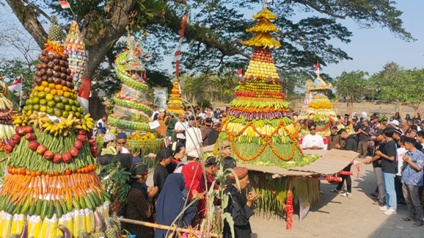 Berebut Belasan Tumpeng Agung di Pelataran Mbah Ronggolawe