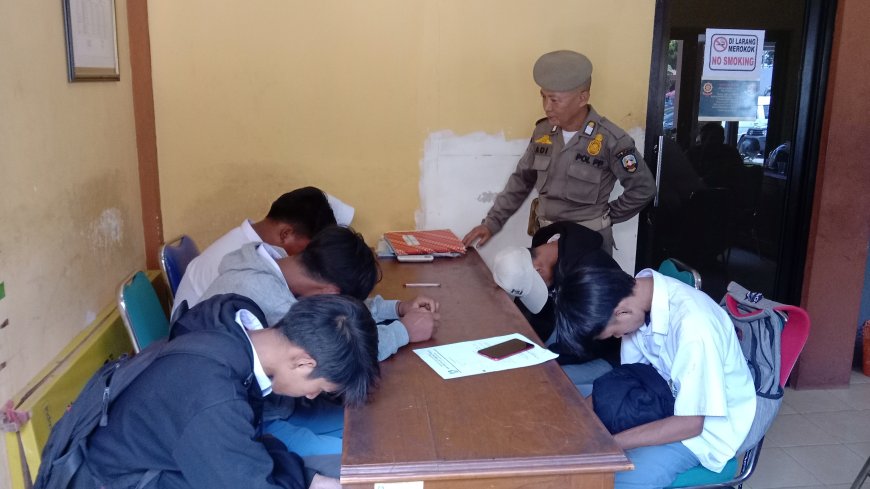 Razia Satpol PP Gerebek Kafe, Tujuh Pelajar SMA/SMK Situbondo Terjaring Bolos Sekolah