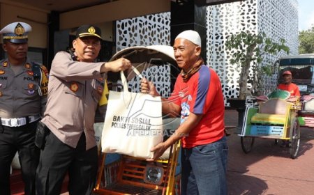 Bakti Sosial, Polres Trenggalek Serahkan Paket Sembako Kepada Puluhan Abang Becak