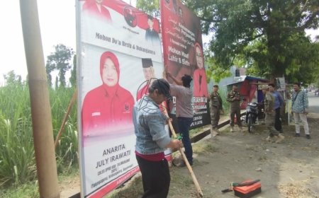 Ganggu Arus Lalin, Satpol PP Tulungagung Tertibkan Baliho Caleg