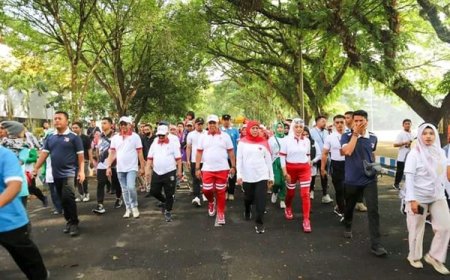 Bupati dan Gubernur Rayakan HUT Provinsi Jawa Timur dengan Jalan Sehat