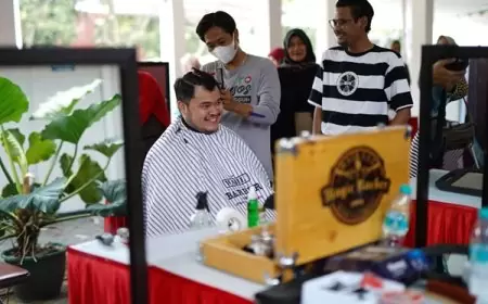 Usai Dapat Pelatihan, Barberman ini Berani Potong Rambut Bupati Kediri