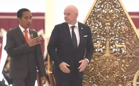 Presiden Jokowi Anugerahkan Bintang Jasa kepada Presiden FIFA Gianni Infantino pada Hari Pahlawan