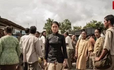 Dian Sastro Memikat Hati Penonton dengan Kebaya Janggan di Gadis Kretek