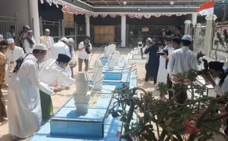 Peringatan Hari Pahlawan: Muhaimin Iskandar Ziarah ke Makam Pahlawan Nasional KHR Asad Syamsul Arifin di Sukorejo, Situbondo