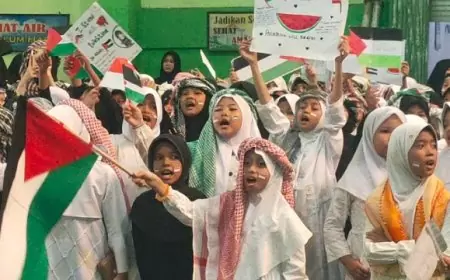Momen Hari Pahlawan, Siswa MINU Gresik Gelar Doa, Teatrikal dan Berbagi Semangka Simbol Solidaritas Palestina