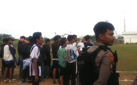 Kick Off Turnamen Soeratin Cup antara Madiun Putra VS Akor FC Dihentikan Sementara, Ini Sebabnya