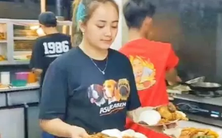 Sensasi Pedas Nagih, Penyetan CakCok Sambel Nyocot Kualat Jadi Primadona Kuliner Gresik