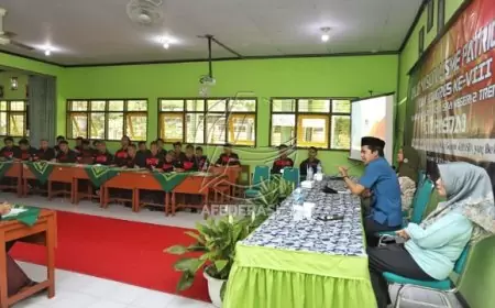 Wakil Bupati Syah Berikan Pembekalan kepada Kopasda SMA Negeri 2 Trenggalek tentang Pentingnya Berperilaku Baik