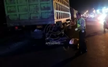Diduga Oleng Saat Berkendara, Pemotor Tewas Tabrak Truk Parkir