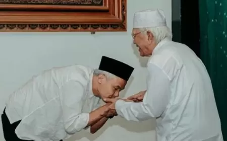 Ganjar Pranowo Sowan ke Gus Mus: Diskusi Hangat dan Dukungan Spiritual