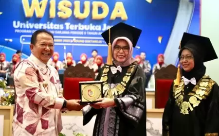 Bupati Hendy Hadiri Wisuda Mahasiswa UT Jember