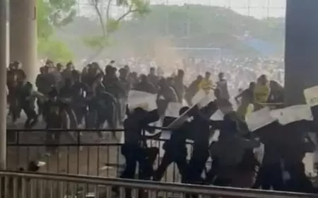 Suporter Gresik United Ricuh Dengan Aparat Diluar Stadion, Usai GU Takluk Deltras Skor 1-2