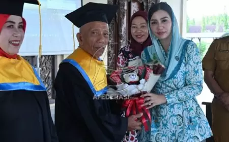 Tangguh di Usia Emas, 28 Lansia Trenggalek Wisuda dari Sekolah Lansia Tangguh