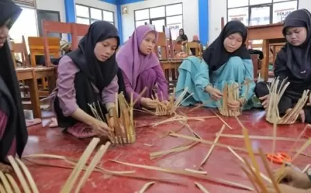 Pelatihan Anyaman Bambu oleh Sukarelawan GMP di Sukabumi: Masyarakat Diajak Kembangkan Keterampilan dan Ekonomi Lokal