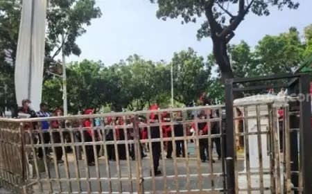 Aksi Unjuk Rasa Buruh di Balai Kota DKI Jakarta Berujung Kericuhan Terkait UMP 2024