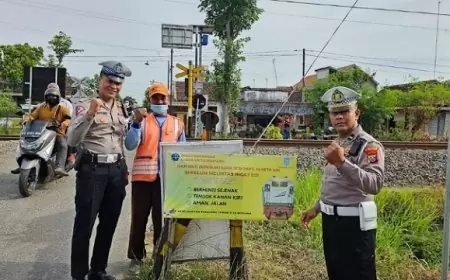 Tekan Angka Kecelakaan, Satlantas Polres Tulungagung Pasang Himbauan Keselamatan di Perlintasan Kereta Api