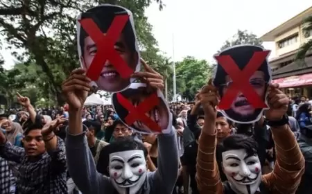 Ribuan Mahasiswa di Jogja Tutupi Wajah dengan Topeng Jokowi dan Anwar Usman: Protes Putusan MK dan Pelanggaran HAM