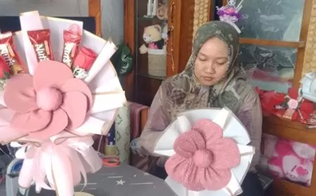 Jelang  Momen Hari Guru Perajin Buket Kebanjiran Order