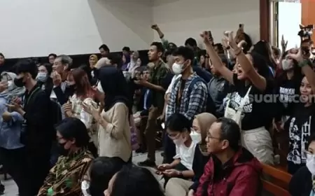 Teriakan 'Bebaskan Fatia-Haris' Bergema di Ruang Sidang, Haris Azhar Minta Dibebaskan dari Tuntutan Pencemaran Nama Baik