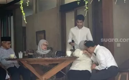 Anies Baswedan Mulai Kampanye Pertamanya dengan Sungkem dan Doa dari Ibu