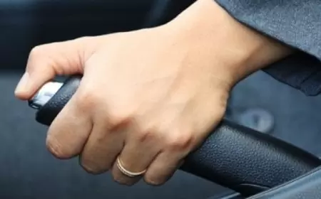 Rem Tangan Saat Macet: Antara Kenyamanan dan Risiko Kecelakaan, Sony Susmana Beri Peringatan