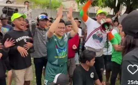 Kampanye Bersemangat Cak Imin: Main Bola dengan Legenda Persebaya dan Dukungan Meriah dari Bonek Waru